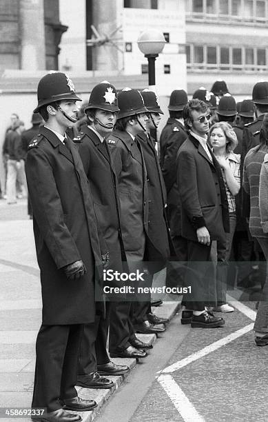 Photo libre de droit de Rock And Roll Radio Campagne De Mars Londres banque d'images et plus d'images libres de droit de 1970-1979 - 1970-1979, Police, 1950-1959