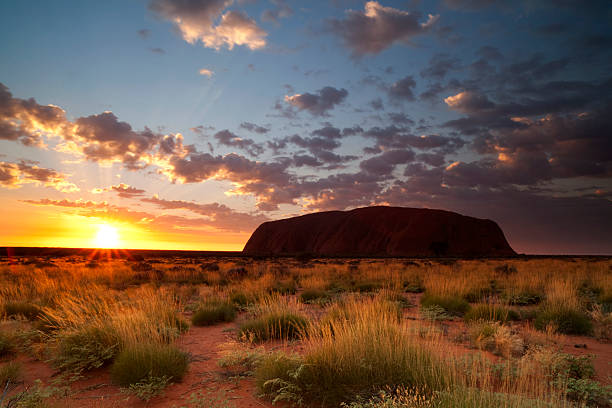 улуру dawn - uluru australia northern territory sunrise стоковые фото и изображения