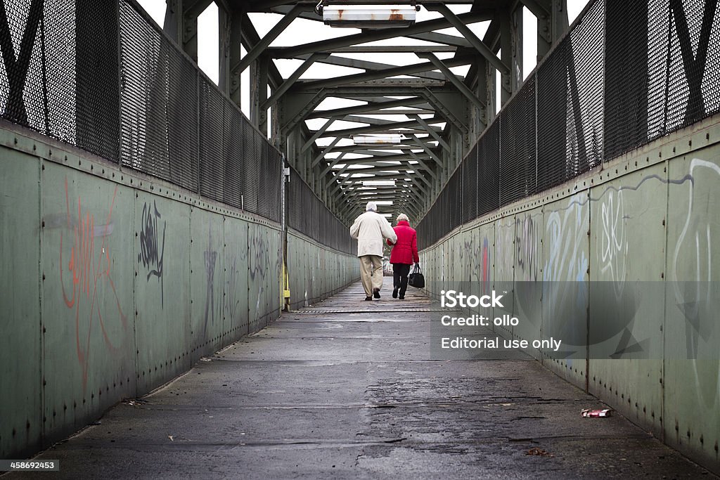 couple âgé marche sur un pont ferroviaire - Photo de Adulte libre de droits