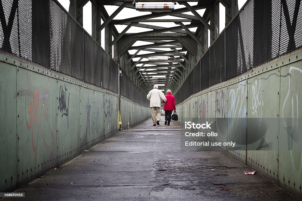 Пожилая пара ходить на поезд Мост - Стоковые фото Архитектура роялти-фри