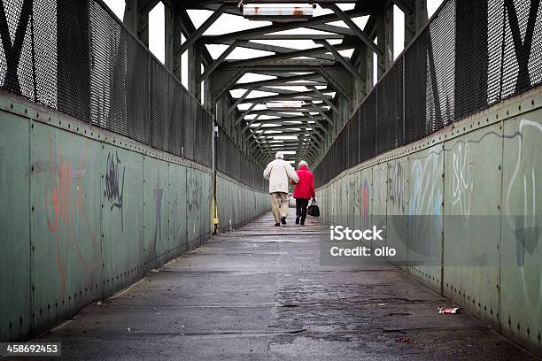 Пожилая Пара Ходить На Поезд Мост — стоковые фотографии и другие картинки Архитектура - Архитектура, Большой город, Взрослый
