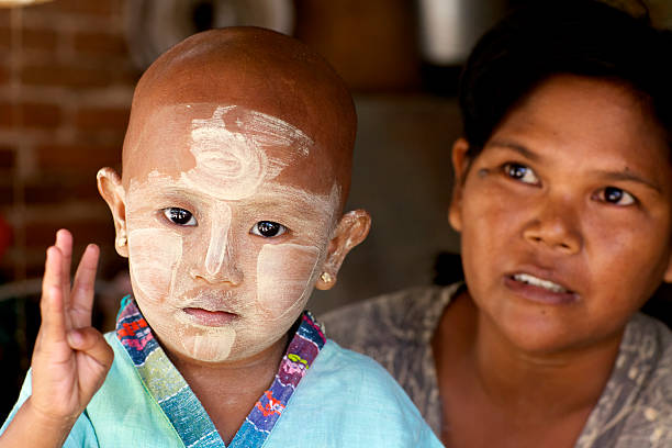 birmano madre y niño - bagan myanmar burmese culture family fotografías e imágenes de stock