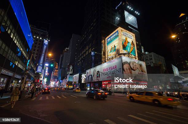 Photo libre de droit de Times Square banque d'images et plus d'images libres de droit de Affichage dynamique - Affichage dynamique, Affluence, Architecture