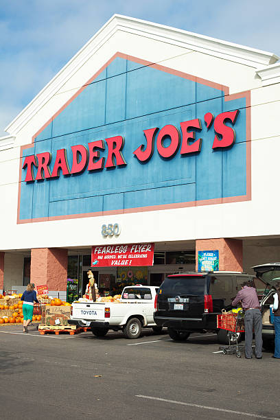 trader joe magasin - trader joes window display supermarket outdoors photos et images de collection