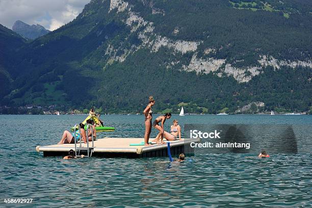 Persone Godetevi Lestate In Lago Di Thun - Fotografie stock e altre immagini di Acqua - Acqua, Ambientazione esterna, Composizione orizzontale