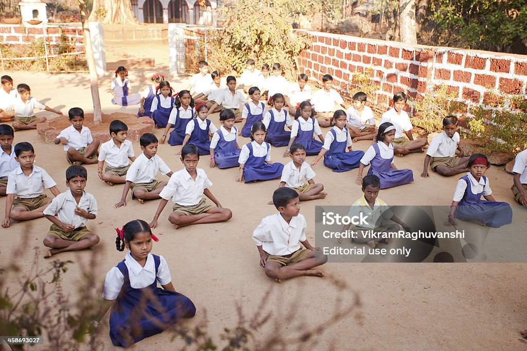 Grupo pequeño de la India Rural con los niños en la escuela - Foto de stock de Educación libre de derechos
