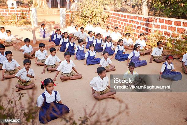 Photo libre de droit de Groupe De Petits Enfants Indiens Dans Une École De Campagne banque d'images et plus d'images libres de droit de Inde