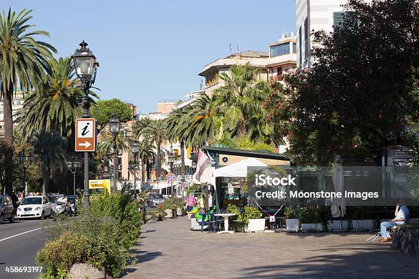 Foto de Rapallo Na Riviera Di Levante Itália e mais fotos de stock de Calçada - Calçada, Carro, Cidade