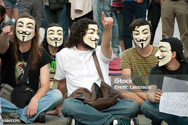 Anonym Stockfoto und mehr Bilder von Internet - Internet, Aktivitäten und Sport, Anzahl von Menschen