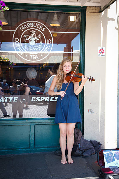 ストリート人のバイオリン奏者 - starbucks coffee coffee shop women ストックフォトと画像