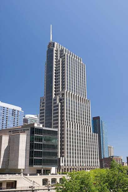 nbc tower em chicago - nbc chicago vertical built structure imagens e fotografias de stock