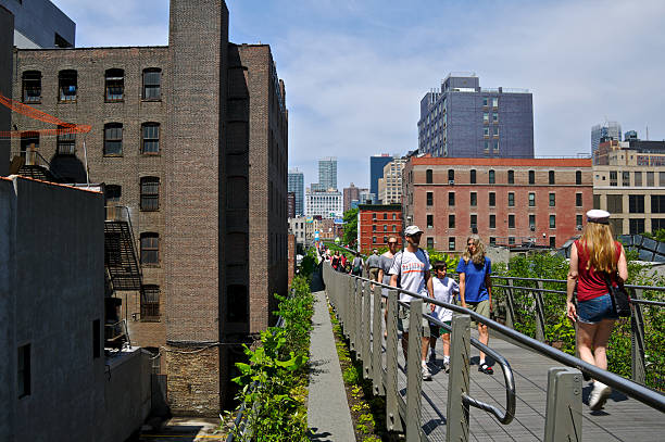 ludzie spacer high line park, chelsea, new york city - editorial shadow new york city manhattan zdjęcia i obrazy z banku zdjęć