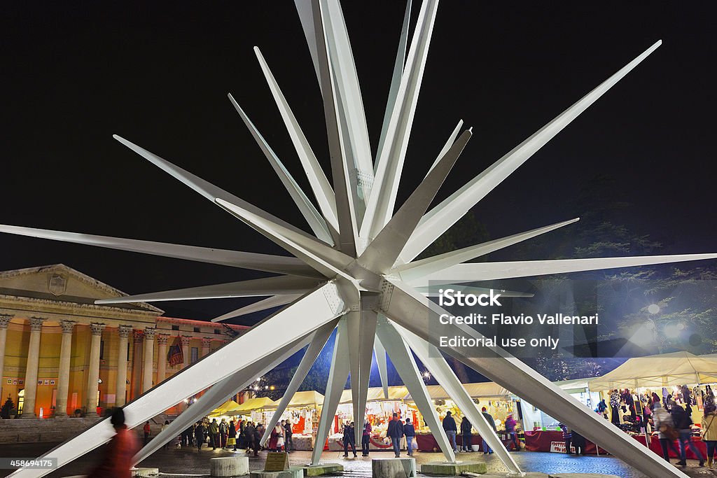 Cometa blanco en la noche, Verona - Foto de stock de Acontecimiento libre de derechos