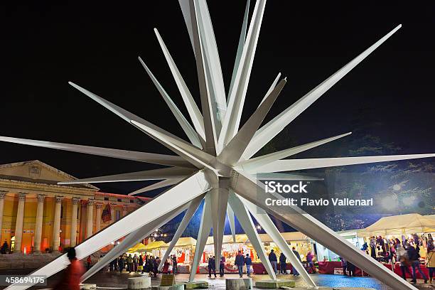 Cometa Branco À Noite Verona - Fotografias de stock e mais imagens de Arte - Arte, Arte, Cultura e Espetáculo, Banca de Mercado