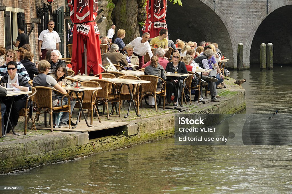 사람들이 야외 레스토랑은 따라 Oudegracht wharf - 로열티 프리 건축 스톡 사진