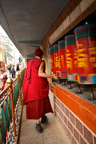 moine bouddhiste tibétain spinning roues de prière - prayer wheel photos et images de collection