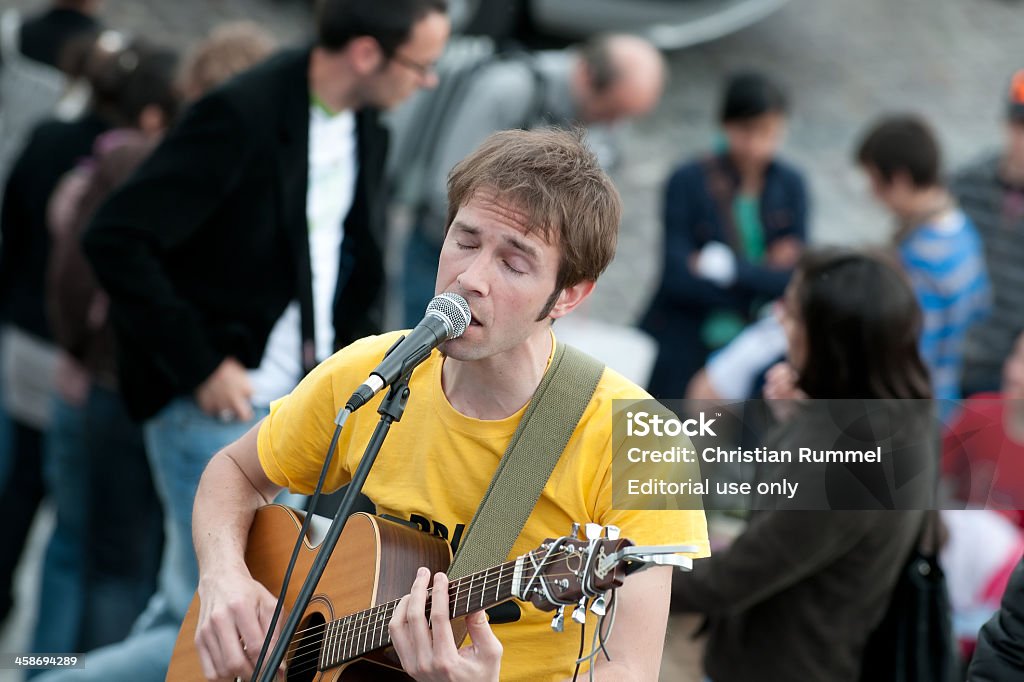 Artista callejero tocando la guitarra en París - Foto de stock de 20 a 29 años libre de derechos