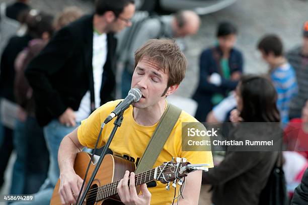 Photo libre de droit de Lartiste De Rue Jouer De La Guitare À Paris banque d'images et plus d'images libres de droit de Adulte - Adulte, Art du spectacle, Artiste de rue