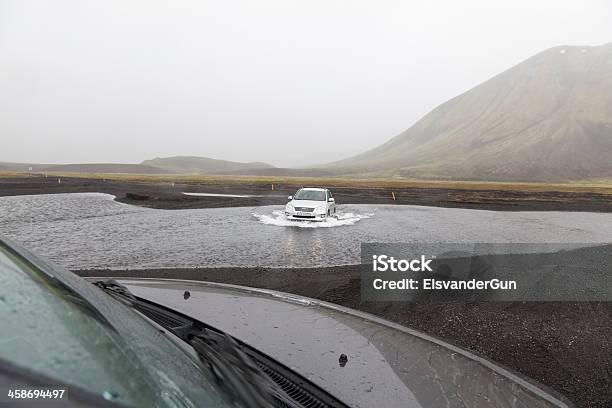 Foto de Atravessar O Rio Com Com Tração Nas Quatro Rodas e mais fotos de stock de 4x4 - 4x4, Carro, Cena Rural