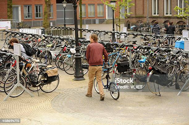 Parking Rowerowy W Utrechcie - zdjęcia stockowe i więcej obrazów Bicykl - Bicykl, Dorosły, Duża grupa obiektów