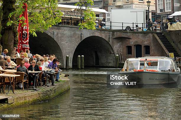 Oudegracht Con Ristorante Allaperto E Di Un Battello Turistico - Fotografie stock e altre immagini di Utrecht