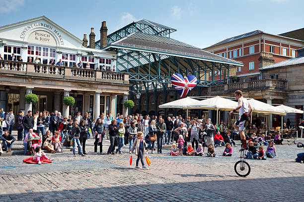 Street performers at the Covent Garden London, United Kingdom - April 28, 2011: Street performers at  The Covent Garden, London, United Kingdom covent garden photos stock pictures, royalty-free photos & images