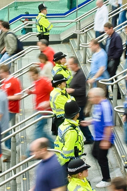 polizia britannica ouside la stazione della metropolitana - london england on the move commuter rush hour foto e immagini stock