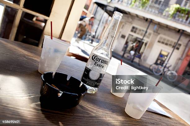 Corona Auf Einem Tisch Stockfoto und mehr Bilder von Alkoholisches Getränk - Alkoholisches Getränk, Aschenbecher, Außenaufnahme von Gebäuden
