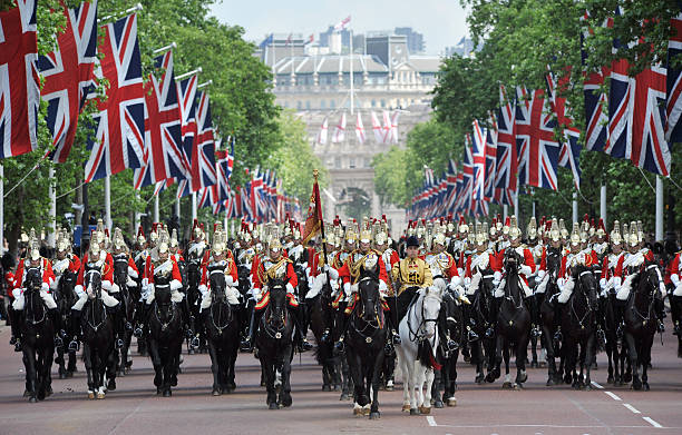 parade royale britannique - household cavalry photos et images de collection
