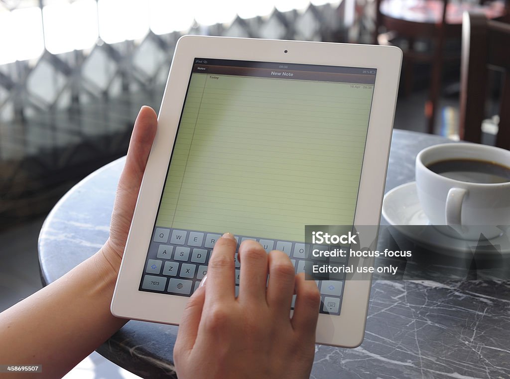 Taper à la machine avec l'iPad 3 - Photo de Adulte libre de droits
