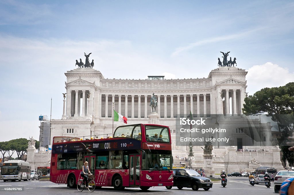 Tráfego na frente do Monumento a Victor Emanuel II - Royalty-free Bicicleta Foto de stock