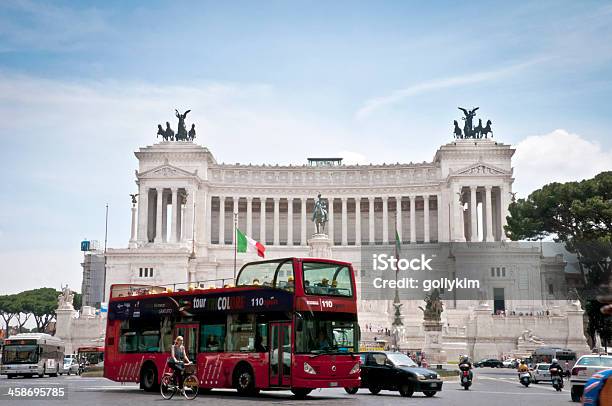 Tráfego Na Frente Do Monumento A Victor Emanuel Ii - Fotografias de stock e mais imagens de Bicicleta - Bicicleta, Itália, Motorizada