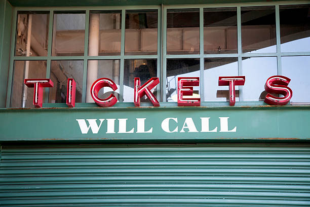 estádio fenway park irá ligar bilhete gate - boston red sox imagens e fotografias de stock