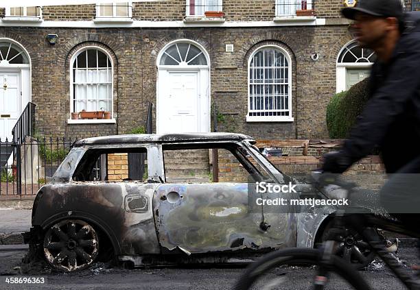 Spalony Na Samochód - zdjęcia stockowe i więcej obrazów Dorosły - Dorosły, Fotografika, Hackney