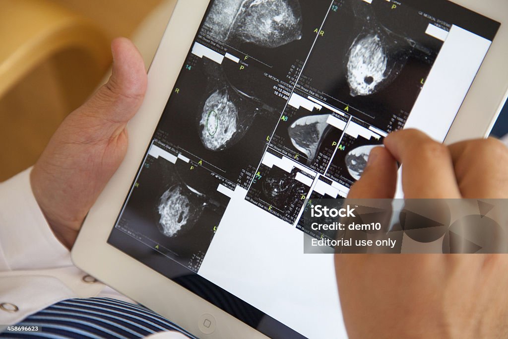 Usando Ipad - Foto de stock de Cáncer de mama libre de derechos