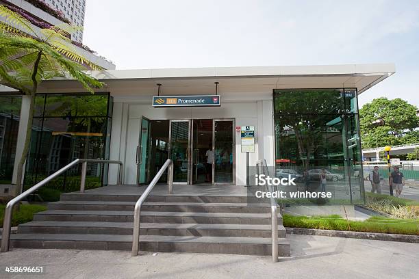 Photo libre de droit de Promenade La Station Mrt De Singapour banque d'images et plus d'images libres de droit de Arrivée - Arrivée, Attendre, Brûler