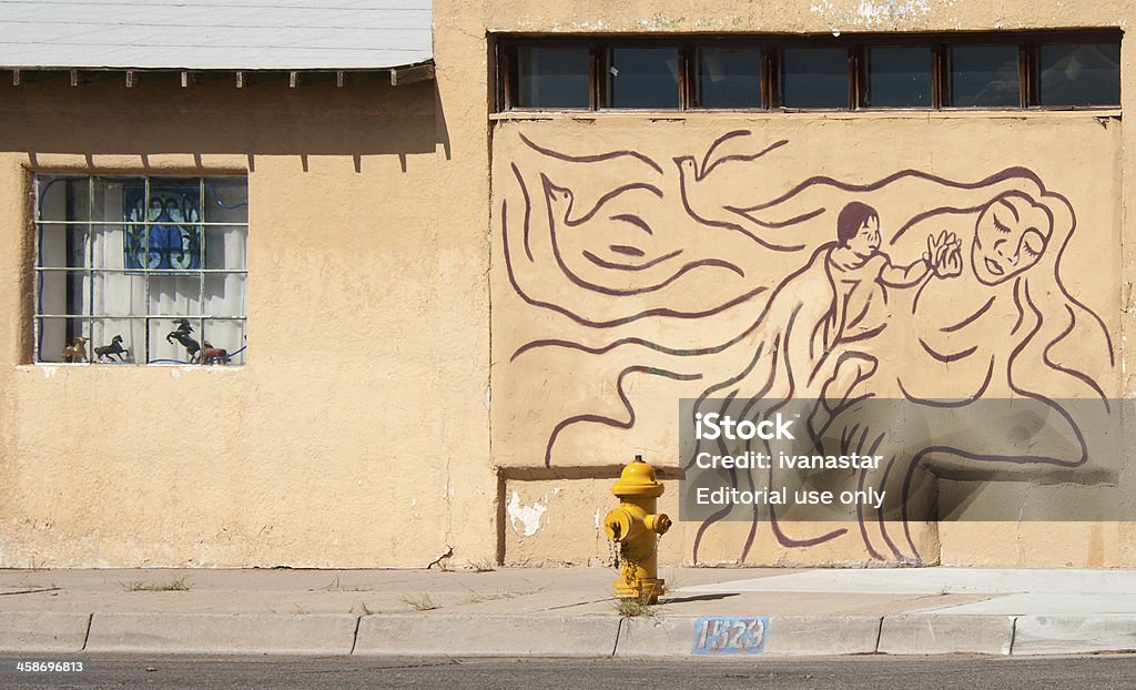 Illustrazione di madre, figlio e colombe, murale - Foto stock royalty-free di Albuquerque