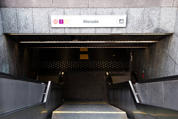 estação de metro merode entrada em bruxelas, bélgica - hotizontal imagens e fotografias de stock