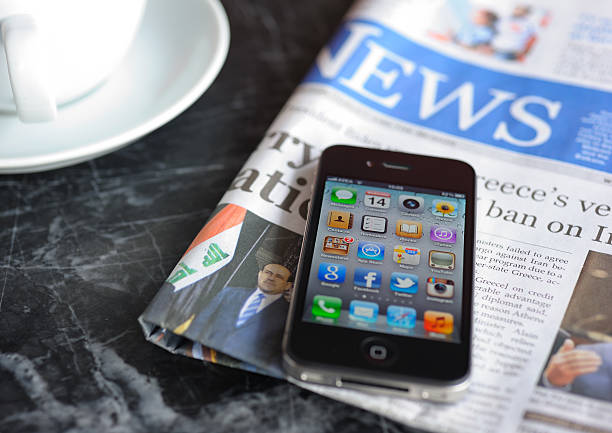 apple iphone 4 na mesa de café - iphone google global communications communication imagens e fotografias de stock