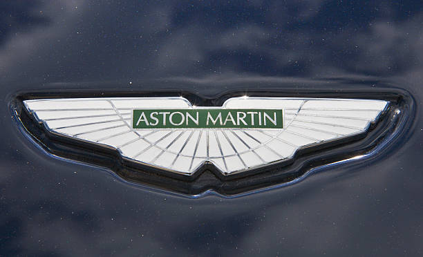 aston martin emblema de capô close-up - hood ornament - fotografias e filmes do acervo