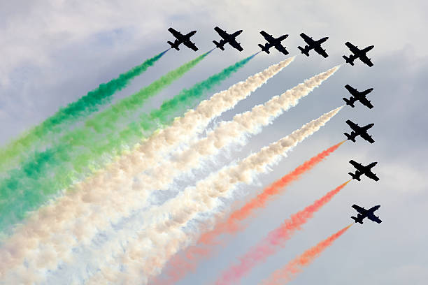 zespół akrobacyjny włoskich sił powietrznych - armed forces airshow fighter plane airplane zdjęcia i obrazy z banku zdjęć