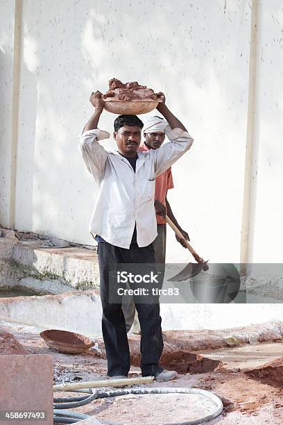 Photo libre de droit de Indian Builders Creuser Un Trenchcoat Route banque d'images et plus d'images libres de droit de Ciment - Ciment, Creuser, Culture indienne d'Inde