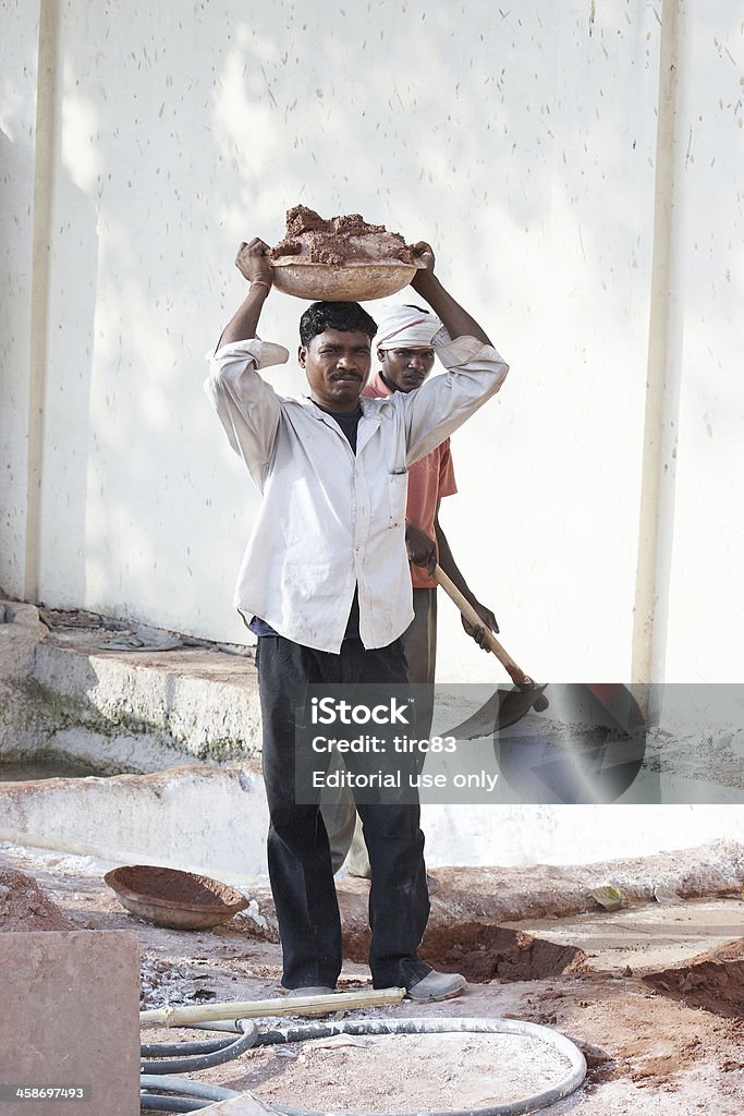 インドの建設掘る、道路のトレンチ - 2人のロイヤリティフリーストックフォト