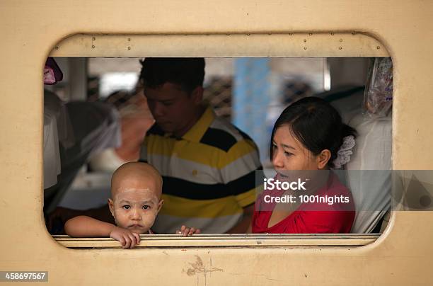 ヤンゴン鉄道駅ミャンマー - アジアおよびインド民族のストックフォトや画像を多数ご用意 - アジアおよびインド民族, アジア大陸, アジア文化