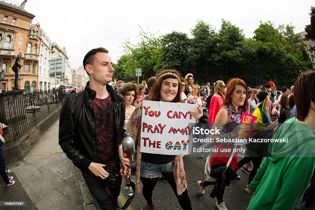 Gaie jeune fille tenant l'affiche sur gay - Photo de Droits des LGBTQI libre de droits