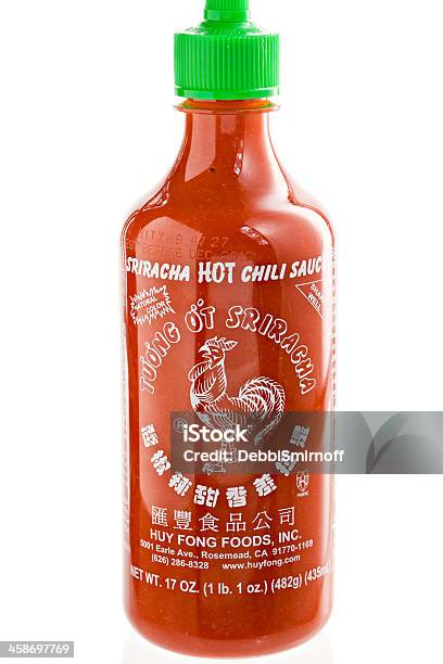 Sriracha Sos Hot Chili - zdjęcia stockowe i więcej obrazów Butelka - Butelka, Bez ludzi, Białe tło