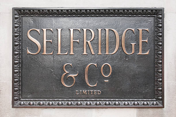 kaufhaus selfridge und co namensschild in london - nameboard stock-fotos und bilder