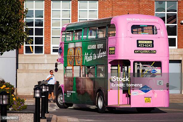 Большой Розовый Экскурсионные Автобусы — стоковые фотографии и другие картинки Автобус - Автобус, Большой город, Внешний вид здания