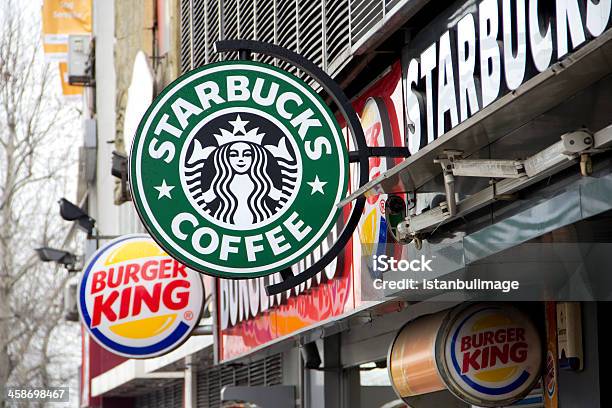Caffè Di Starbucks E Burger Kingsegnale Inglese - Fotografie stock e altre immagini di Affari - Affari, Ambientazione esterna, Burger King