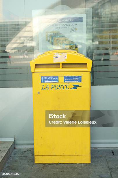 Poste De La Bandeja De Entrada En Francia Foto de stock y más banco de imágenes de Andar en bicicleta - Andar en bicicleta, Anuncio, Arquitectura exterior